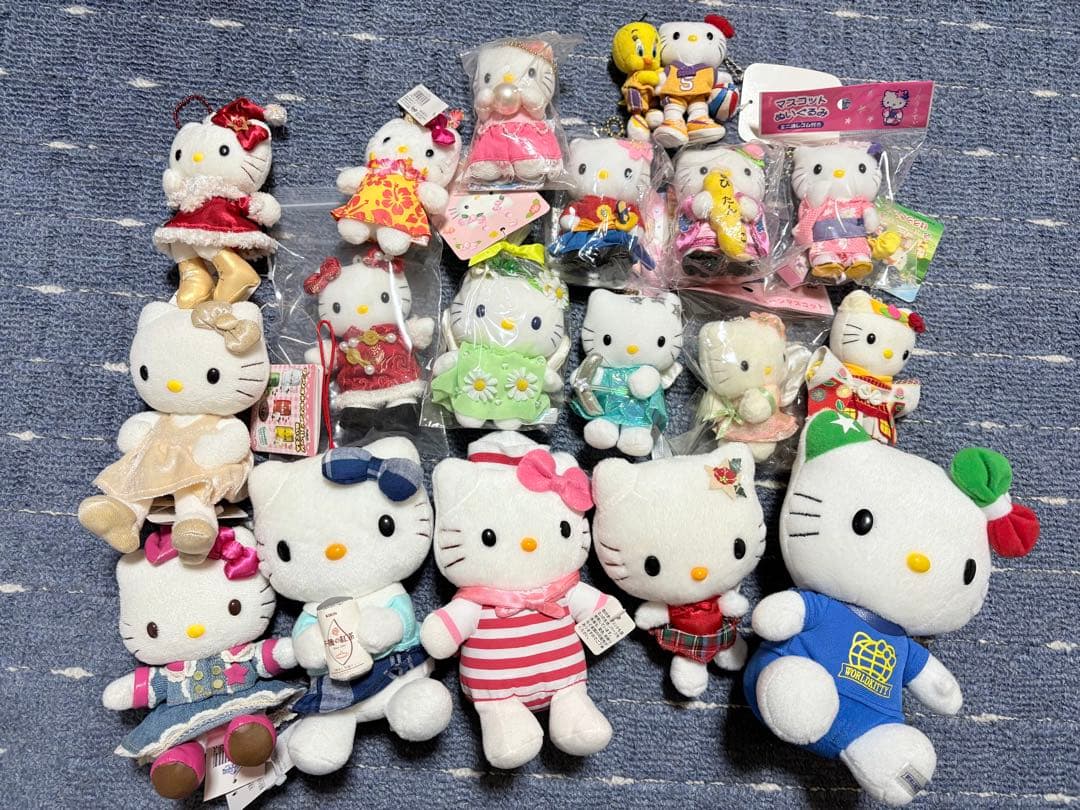 【 マスコット 〜 小さめぬいぐるみ 】ハローキティ ハローキティ マスコットホルダー（HELLO みんな！） - Meccha Japan