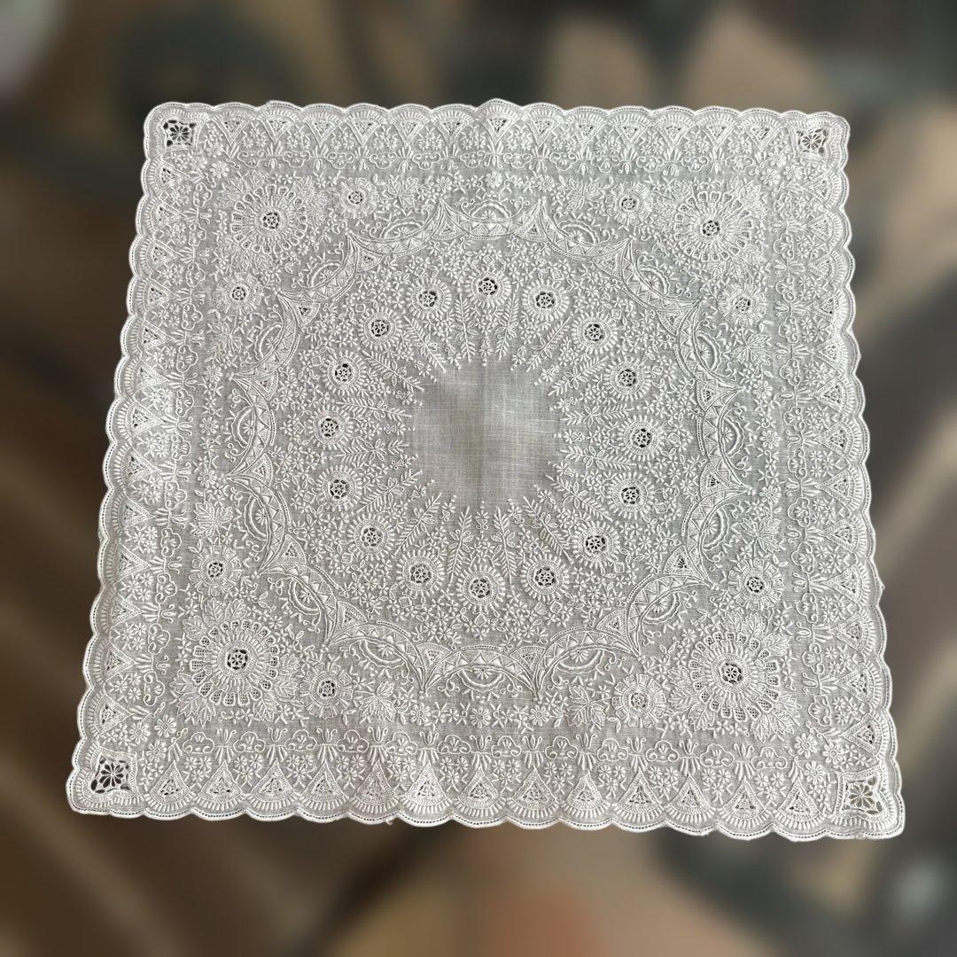 スワトウ　白のハンカチ　刺繍が美しい　中国汕頭　アンティーク スワトウ 白のハンカチ 刺繍が美しい 中国汕頭 アンティーク