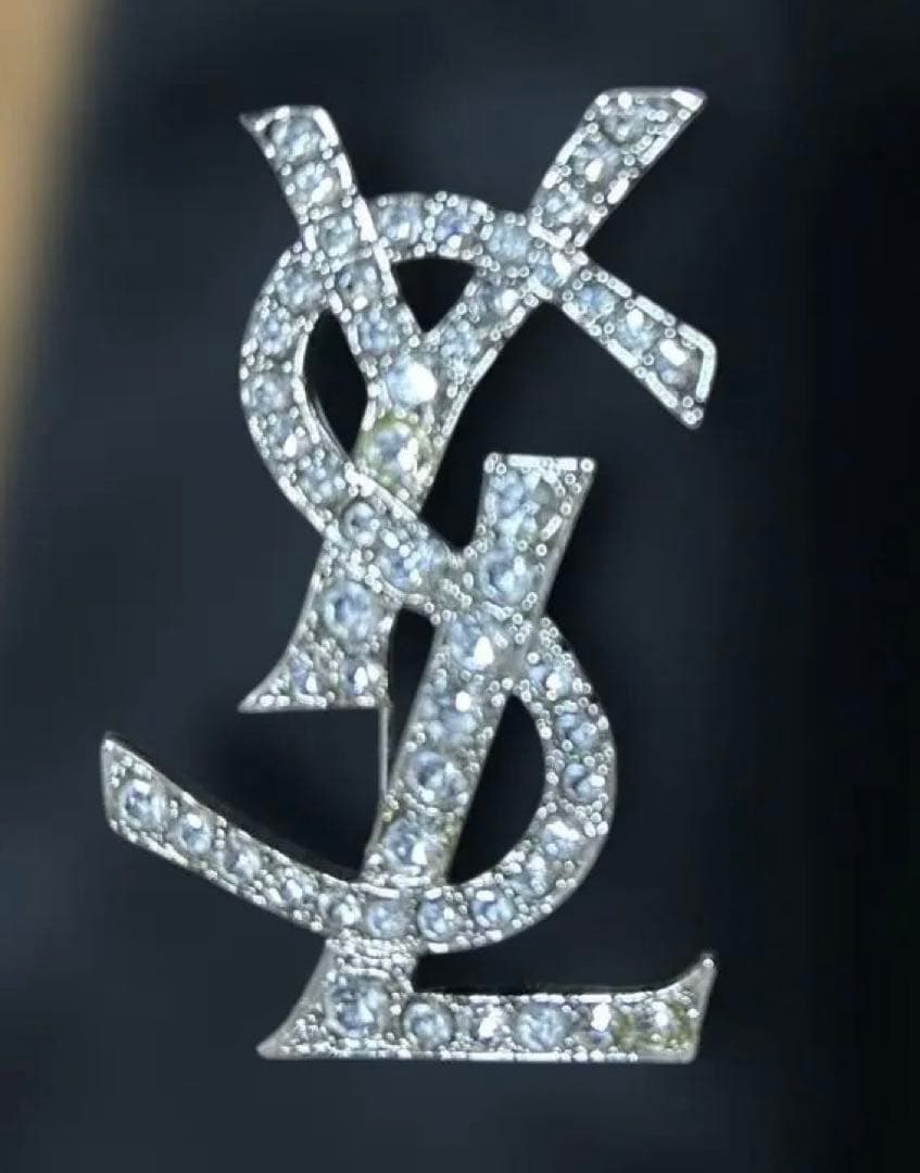 YSL ロゴ ブローチ シルバー クリスタル Yves Saint Laurent - 美品 イヴ サンローラン シルバー ブローチ YSL