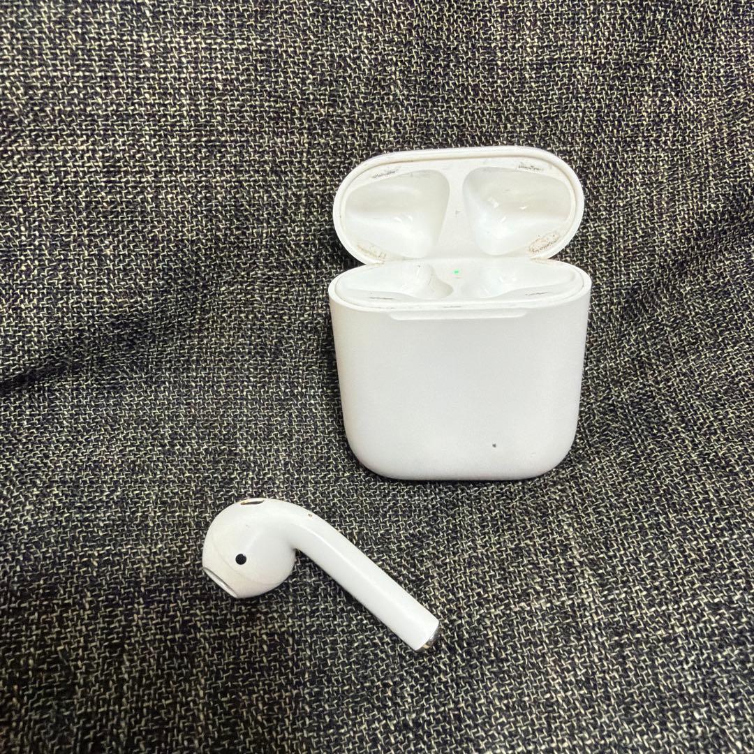 AirPods本体 ホワイト 充電ケース付き-左耳のみ - メルカリ