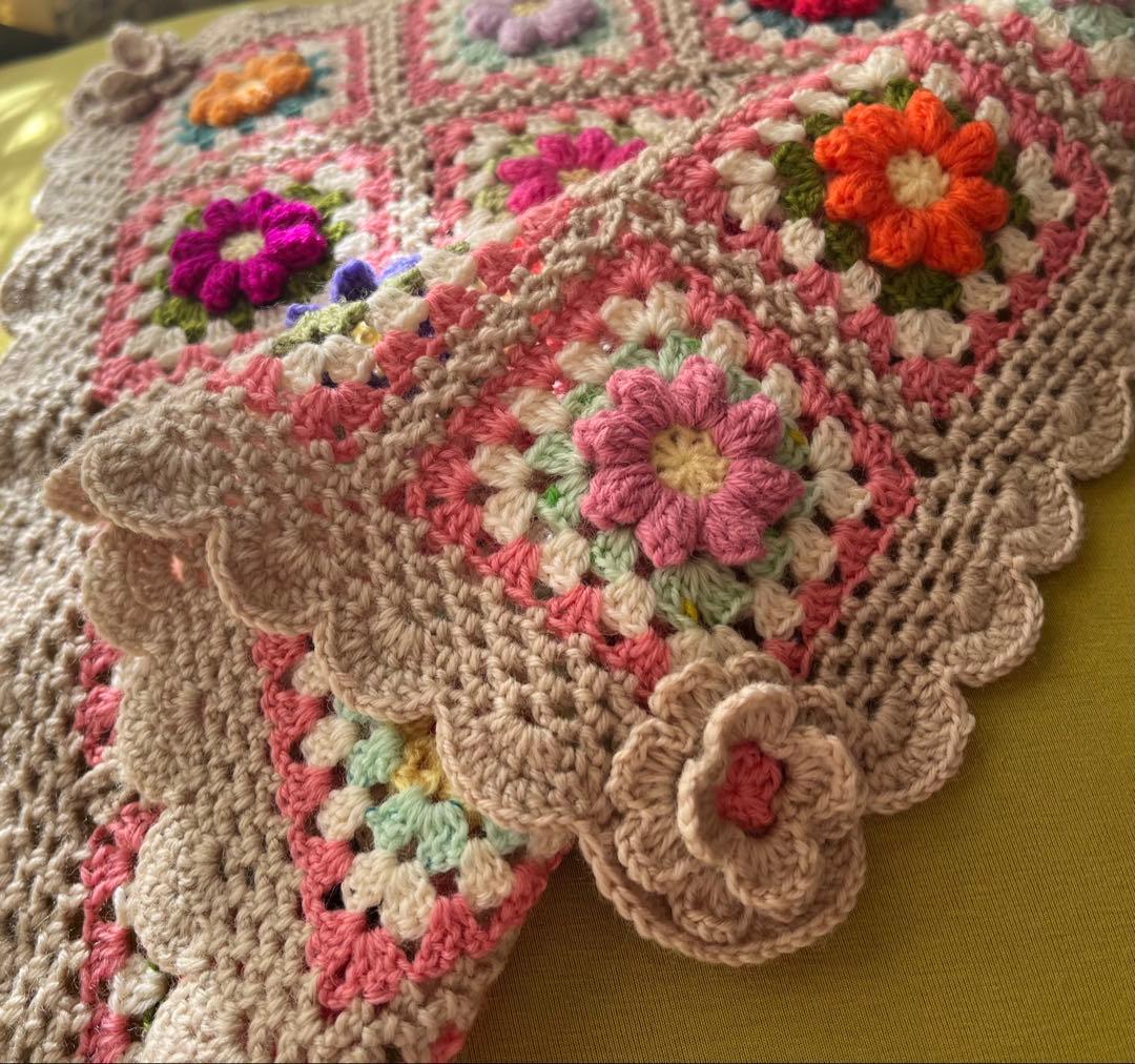 マルチカバーぷっくりお花のモチーフ編みグラニースクエア かぎ針編み