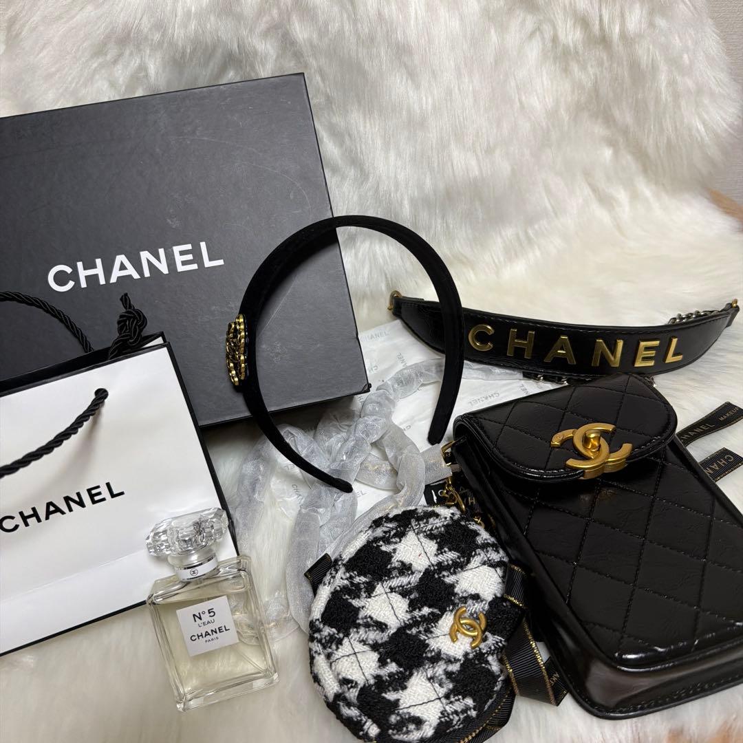 CHANEL ノベルティ　スマホショルダー＆ケース 新品 シャネル ノベルティ ショルダーバッグ スマホポーチ ミニバッグ