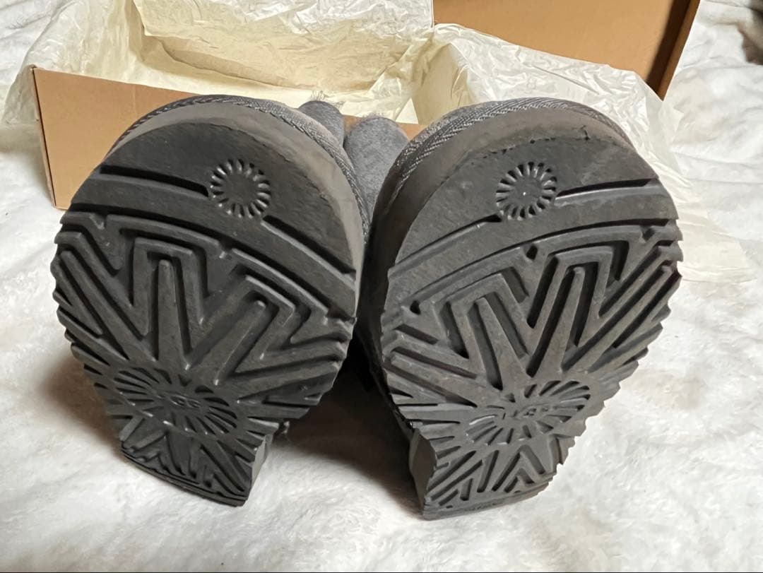 UGG グレー リボン付き ムートンブーツ ケアプロテクターと替えリボン