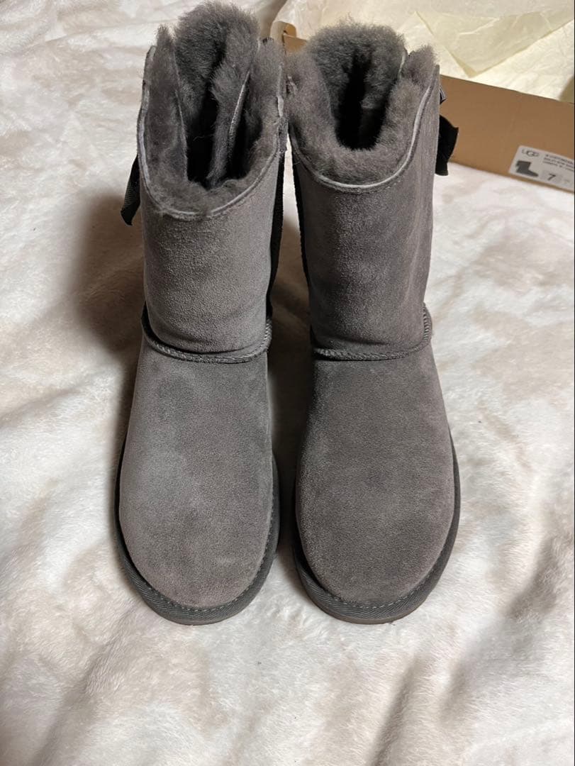UGG グレー リボン付き ムートンブーツ ケアプロテクターと替えリボン