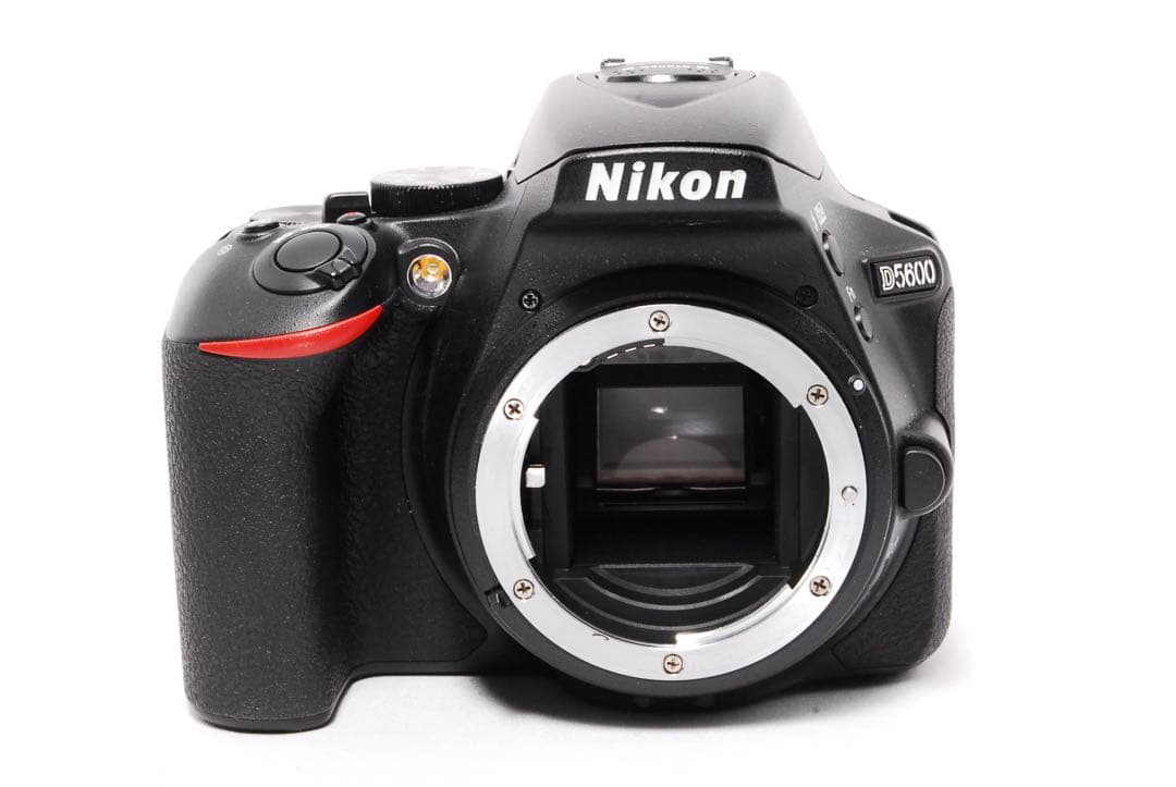◇ショット数5710◇Nikon D5600◇WiFiで楽々転送◇一眼レフカメラ