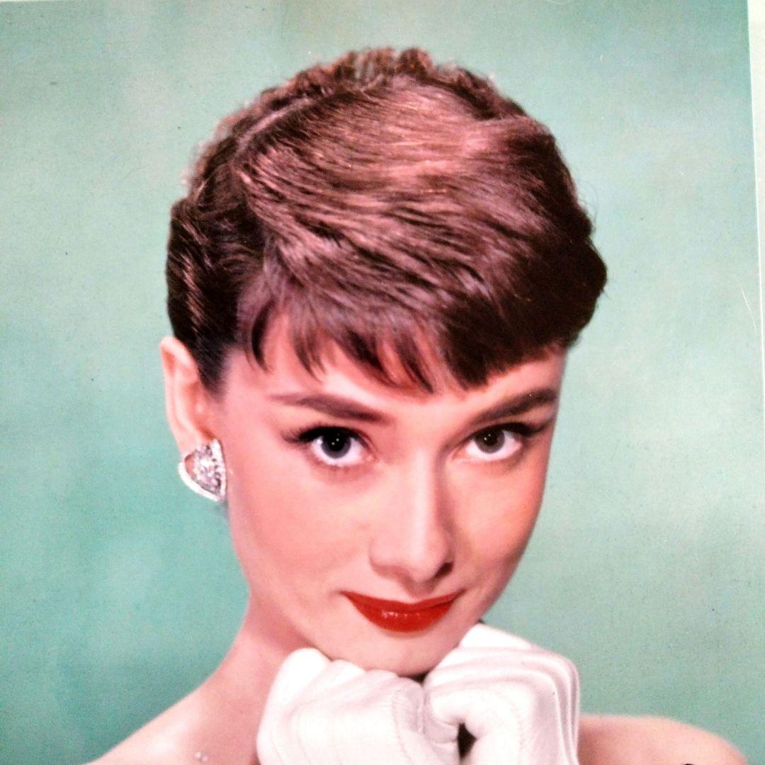 セール中…オードリー・ヘプバーン直筆サイン入り写真… - メルカリ