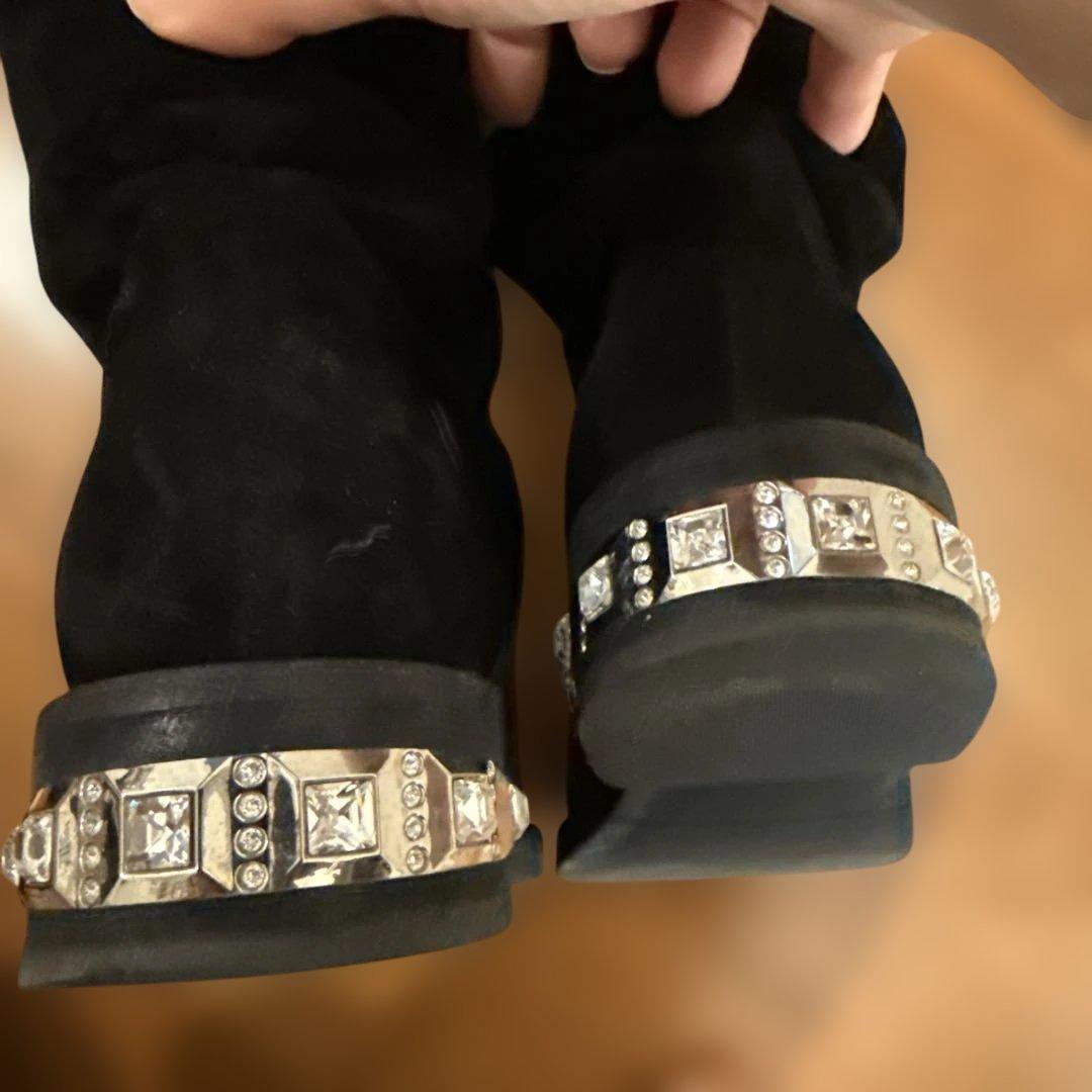 ミュウミュウ 黒いスエードロングブーツ ビジュー付き - メルカリ