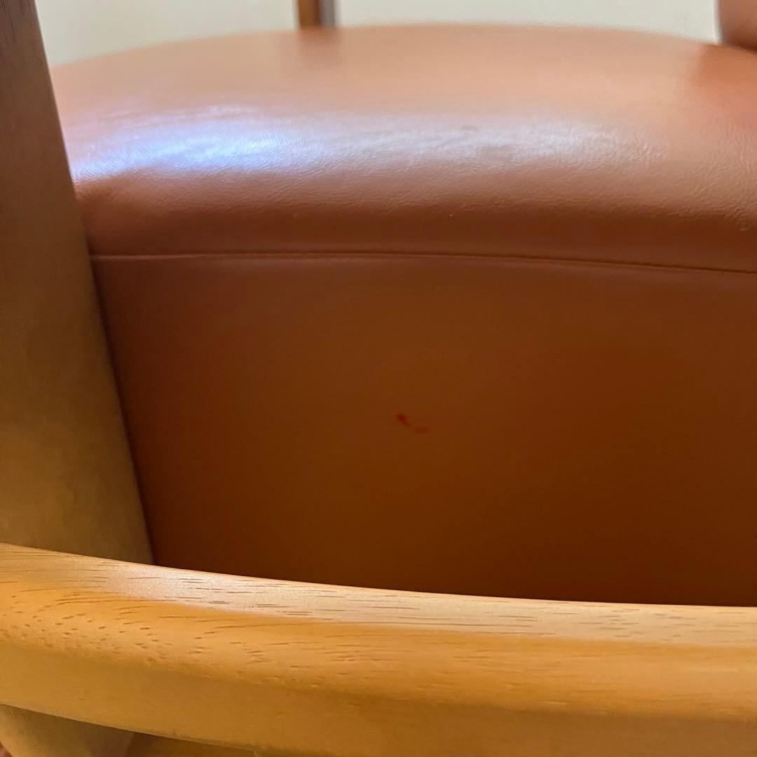 カリモク 回転式アームチェア ソファ 1人掛け ラック付き たのめる便