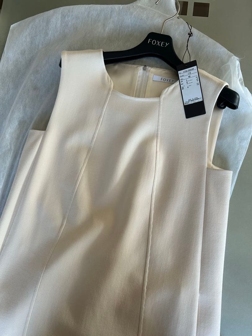 フォクシーブティック 37794 ワンピース 40 オフホワイト　ウール シルク フォクシーブティック 37794 ワンピース 40 ベージュ ウール シルク