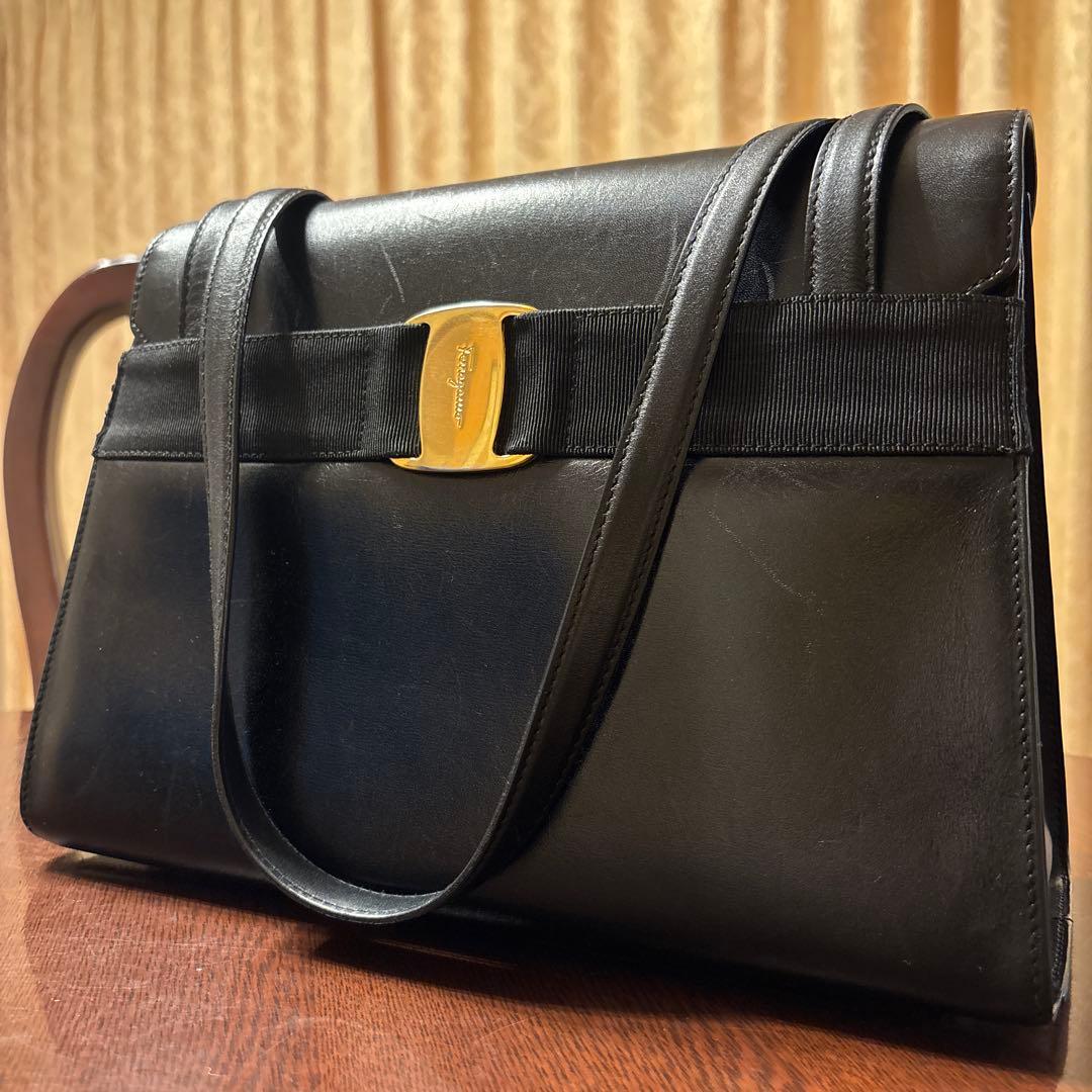 週末セール‼️フェラガモ ヴァラ　ショルダーバッグ　黒　大容量 FERRAGAMO（フェラガモ） 並行輸入 ショルダーバッグ ヴァラ 218374