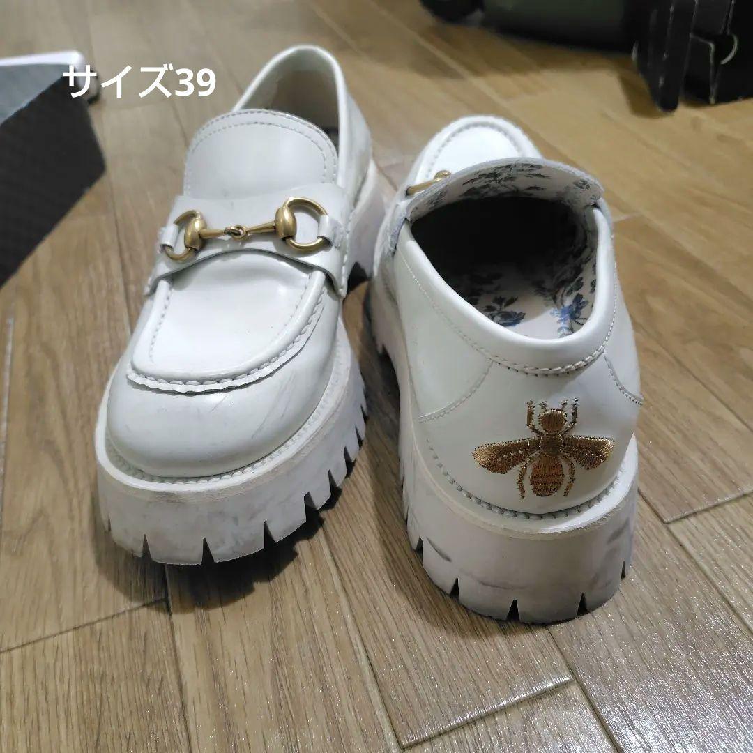 売り切り　GUCCI ホワイト ローファー 蜂刺繍　箱付き 2026年最新】グッチ ローファー ハチの人気アイテム - メルカリ