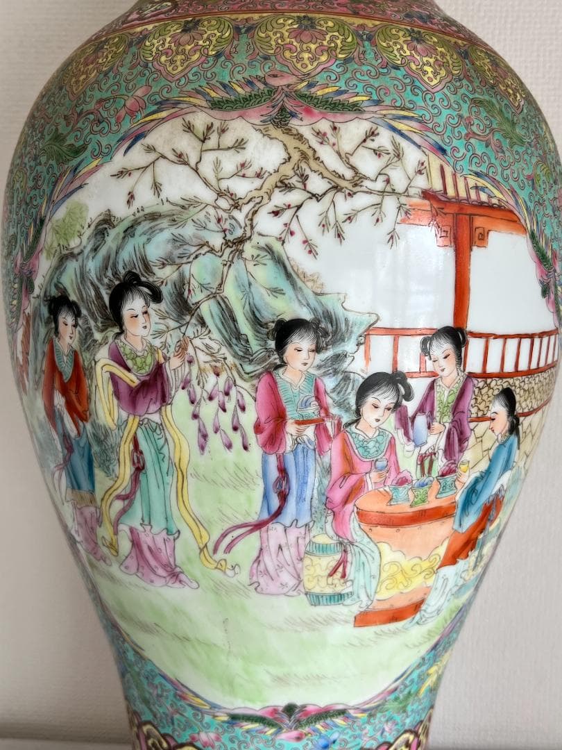 海】粉彩 乾隆年製 満面手絵 開窓 人物庭園図 特大花瓶 70年代 中国