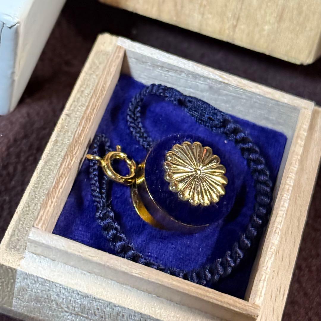 叙勲記念 菊花紋章 バッジ 菊紋 記章 徽章 襟章 勲章 皇室 叙勲 桐箱