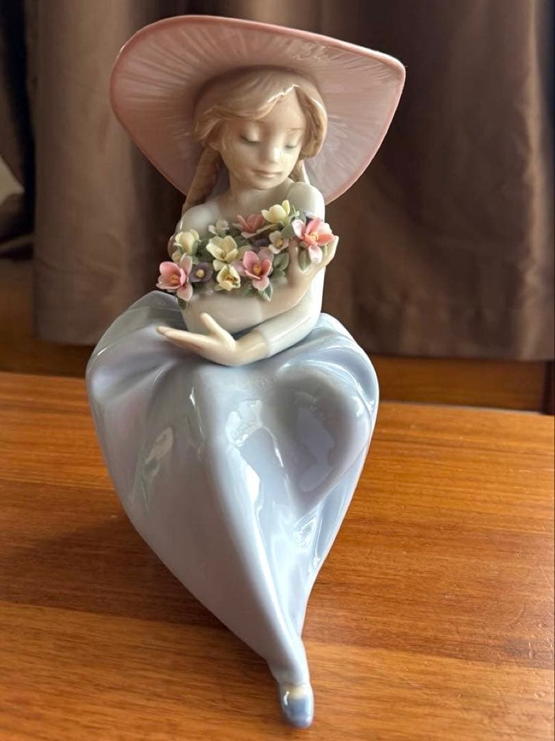 LLADRO リヤドロ・花の香りに包まれて　置物 花の香りにつつまれて | リヤドロ公式オンライン
