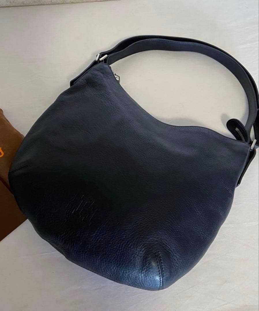 未使用に近い HIROFU ソーロ 2WAY 本革 ショルダーバッグ M 紺 ソーロ】レザーショルダーバッグ M 2WAY 本革（商品番号：P25-20609