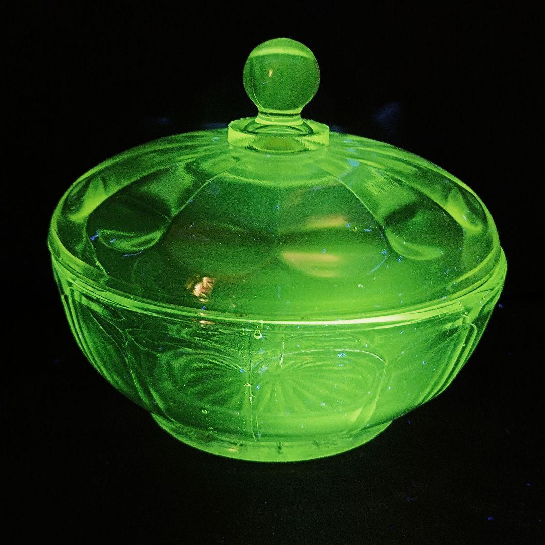 【希少】ウランガラス　蓋付き小物入れ　大正ロマン カットが美しいウランガラスの蓋付き小物入れ（ヴァセリンガラス