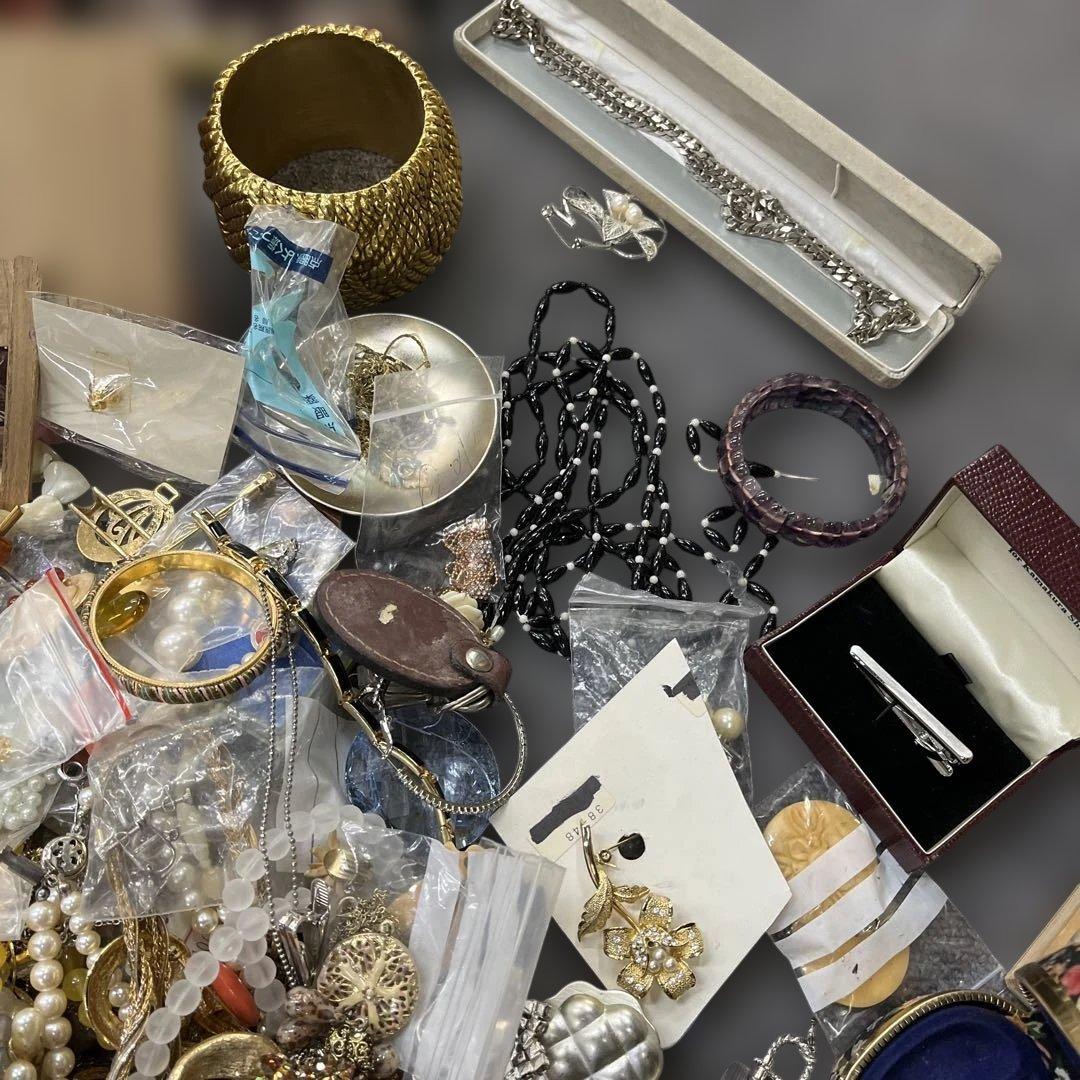 アクセサリー イヤリングネックレスなど まとめ売り 9kgぐらい 現状品