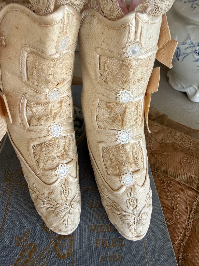 フランスアンティーク超ゴージャスレース刺繍のビクトリアンベビーブーツ