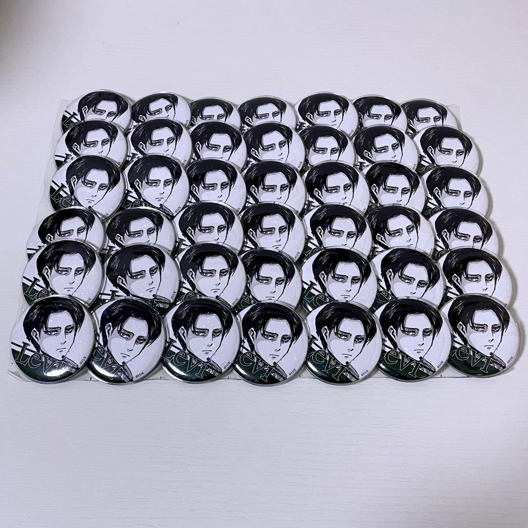 進撃の巨人 リヴァイ 原作ホログラム缶バッジ 痛バックセット - メルカリ