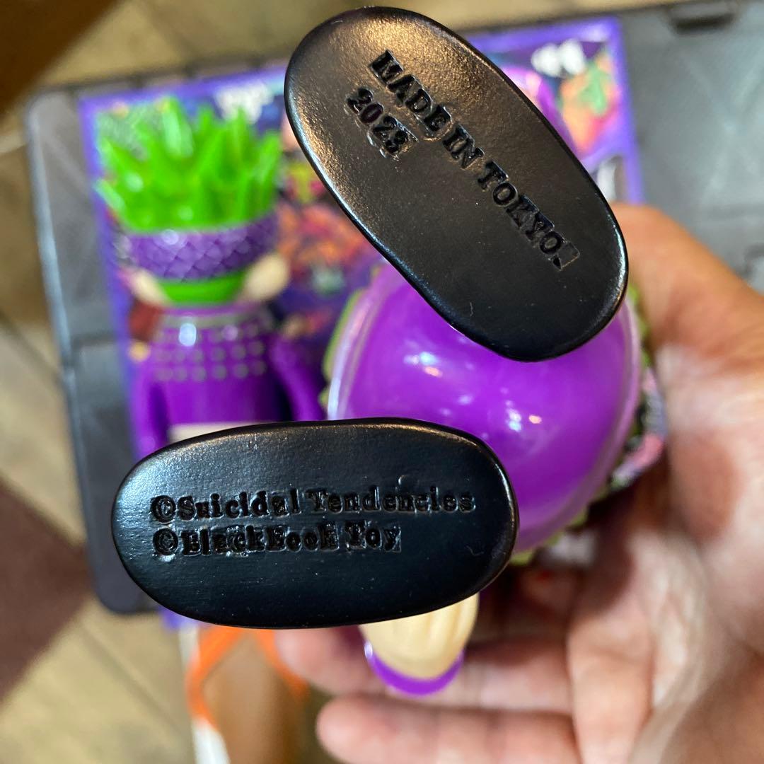 スイサイダル　ブラックブックトイ　グロウスキン 可動式フィギュア 紫緑