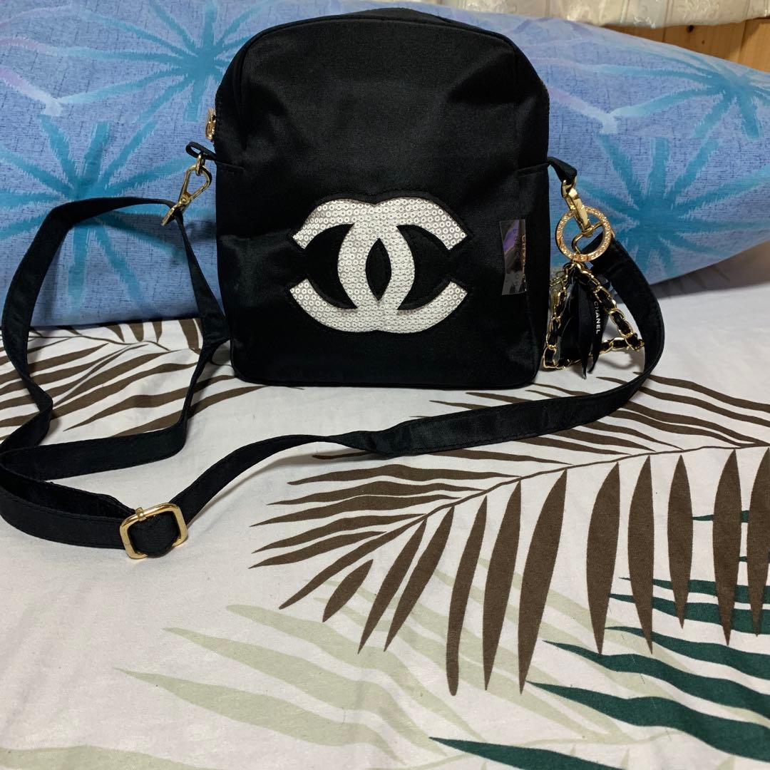 CHANEL ノベルティ　ブラック ショルダーバッグ　斜めがけ シャネル ノベルティ ショルダーバッグ 斜めがけ もこもこ ブラック