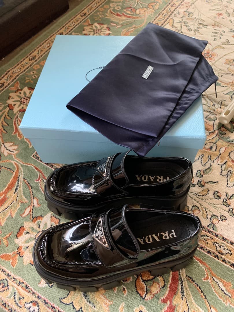 プラダモノリスブラッシュドレザーパテントレザーローファー37