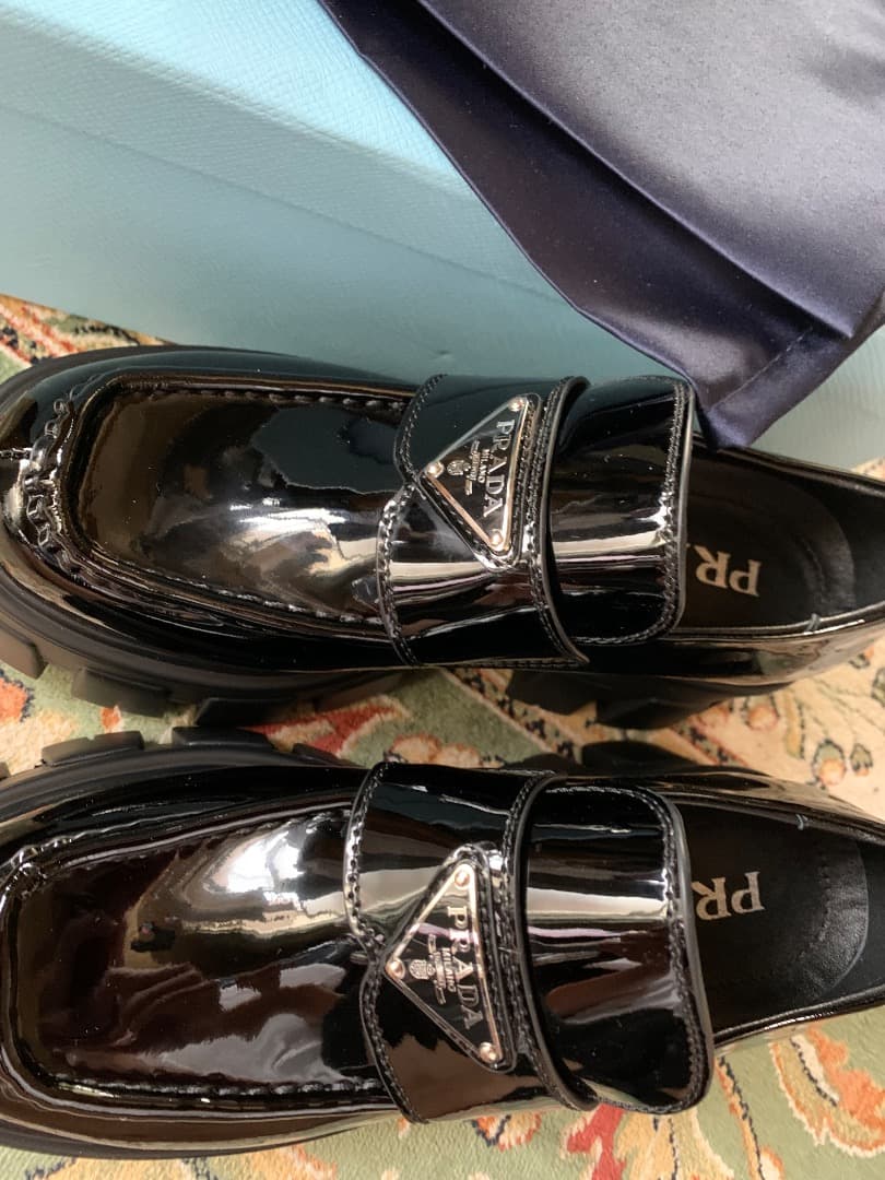 プラダモノリスブラッシュドレザーパテントレザーローファー37