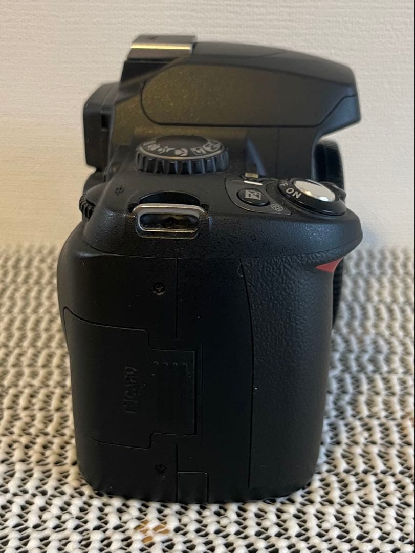 Nikon D40 本体 バッテリー、充電器と(2冊雑誌付属) - メルカリ