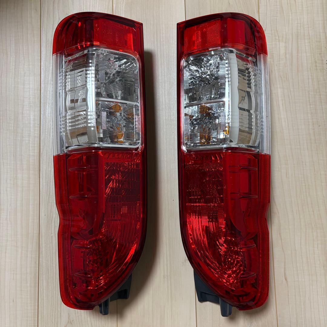 トヨタ ハイエース 純正 テールライト テールランプ A045053 KOITO