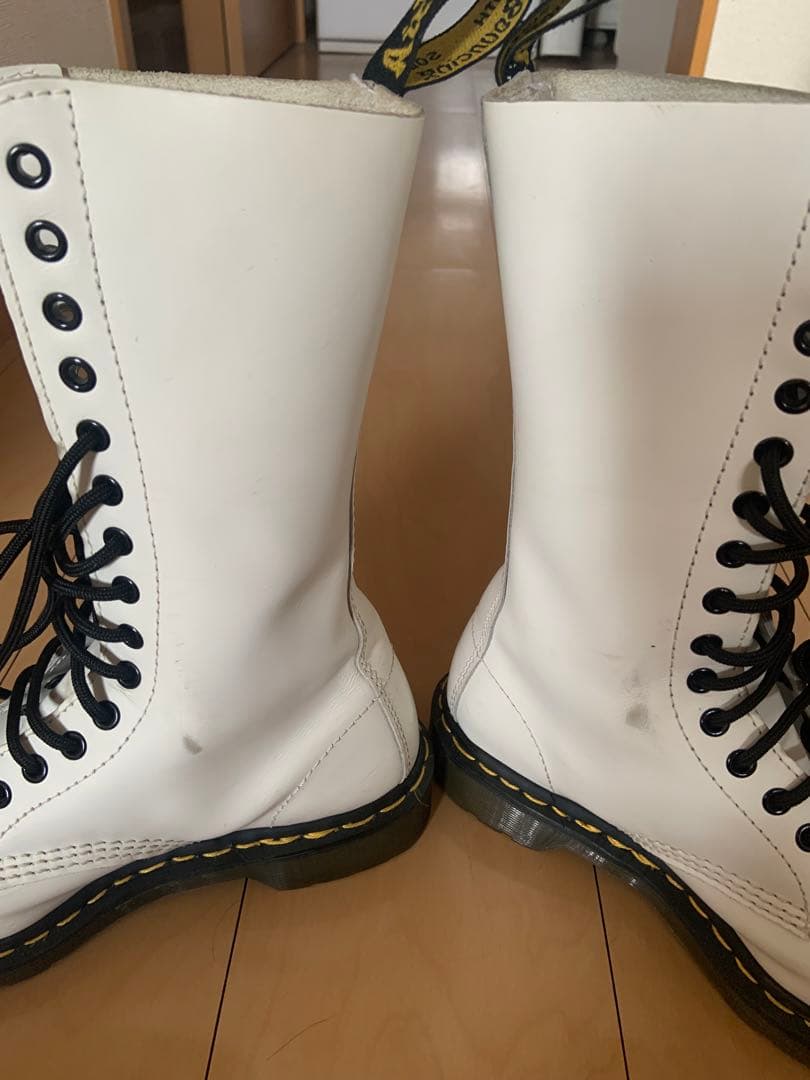 最終値下げ】レア！廃盤モデル Dr.Martens 白ブーツ - メルカリ