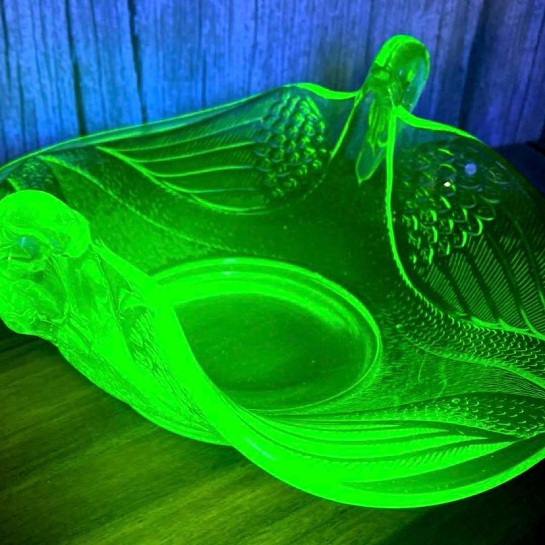 ウランガラス スワン キャンディディッシュ - メルカリ