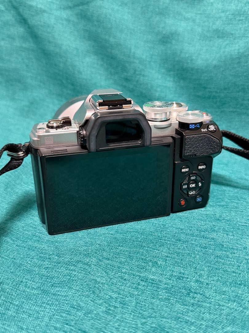 ミラーレスOM-D E-M10 MarkIII 単焦点レンズ25mm F1.8