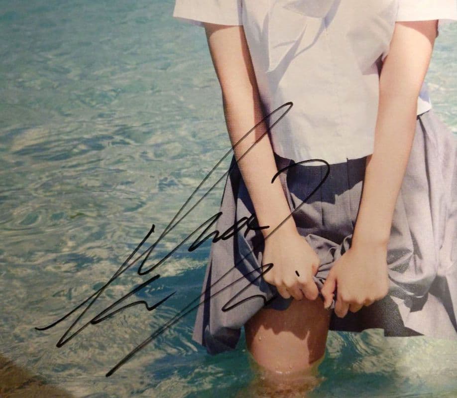 菊地姫奈写真集 『moment』 サイン入り 生写真付き - メルカリ