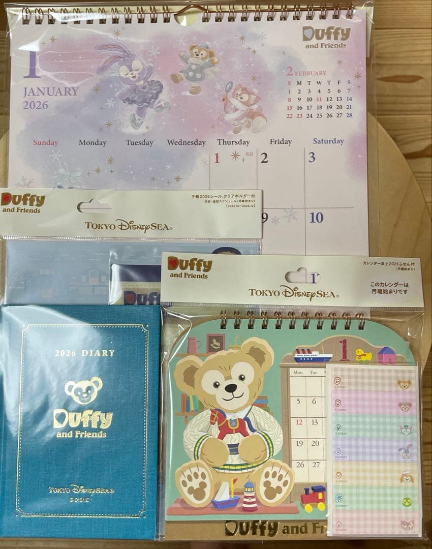 ダッフィー＆フレンズ　卓上、壁掛けカレンダー、スケジュール帳　３点セット 2024年用！東京ディズニーシー「ダッフィー&フレンズ」カレンダー