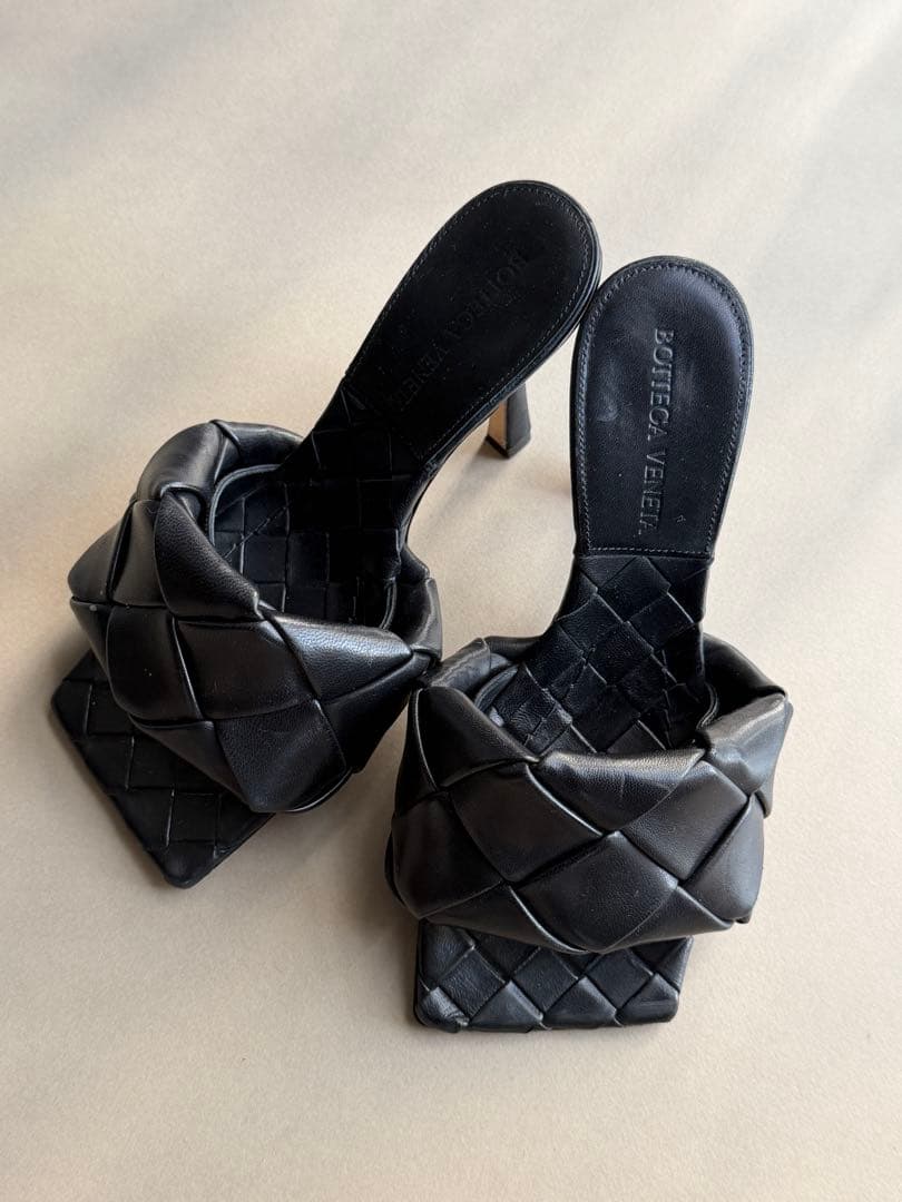 BOTTEGA VENETA 編み込みブラックサンダル 34 メンズ ハイブランド 編み込み革サンダル | Bottega Veneta® JP