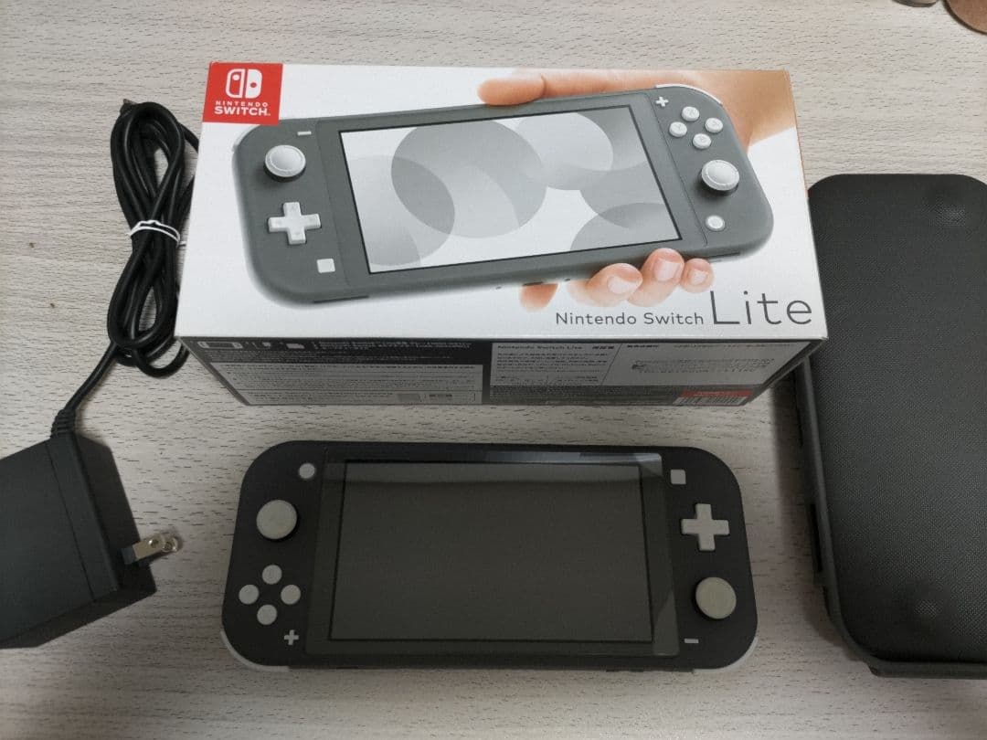 Switch Lite 美品　(ケース付き) Amazon.co.jp: 【任天堂純正品】Nintendo Switch Liteキャリングケース