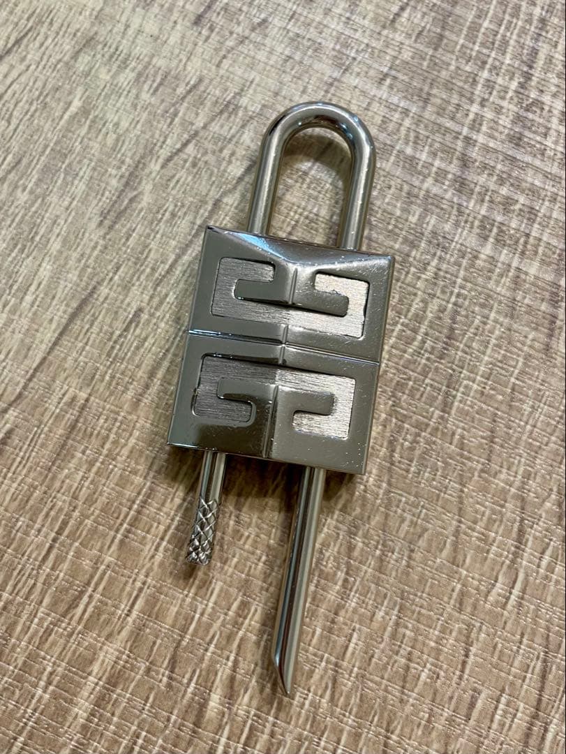 GIVENCHYジバンシー パドロック シルバー　ネックレストップ GIVENCHY（ジバンシィ） ネックレス LOCK ロック BF00GZF003 メンズ