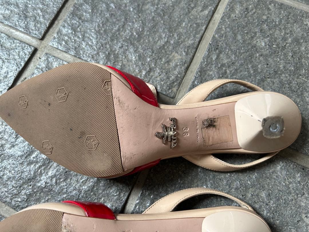 PRADA ポインテッドトゥ ミュール ベージュ/レッド - メルカリ