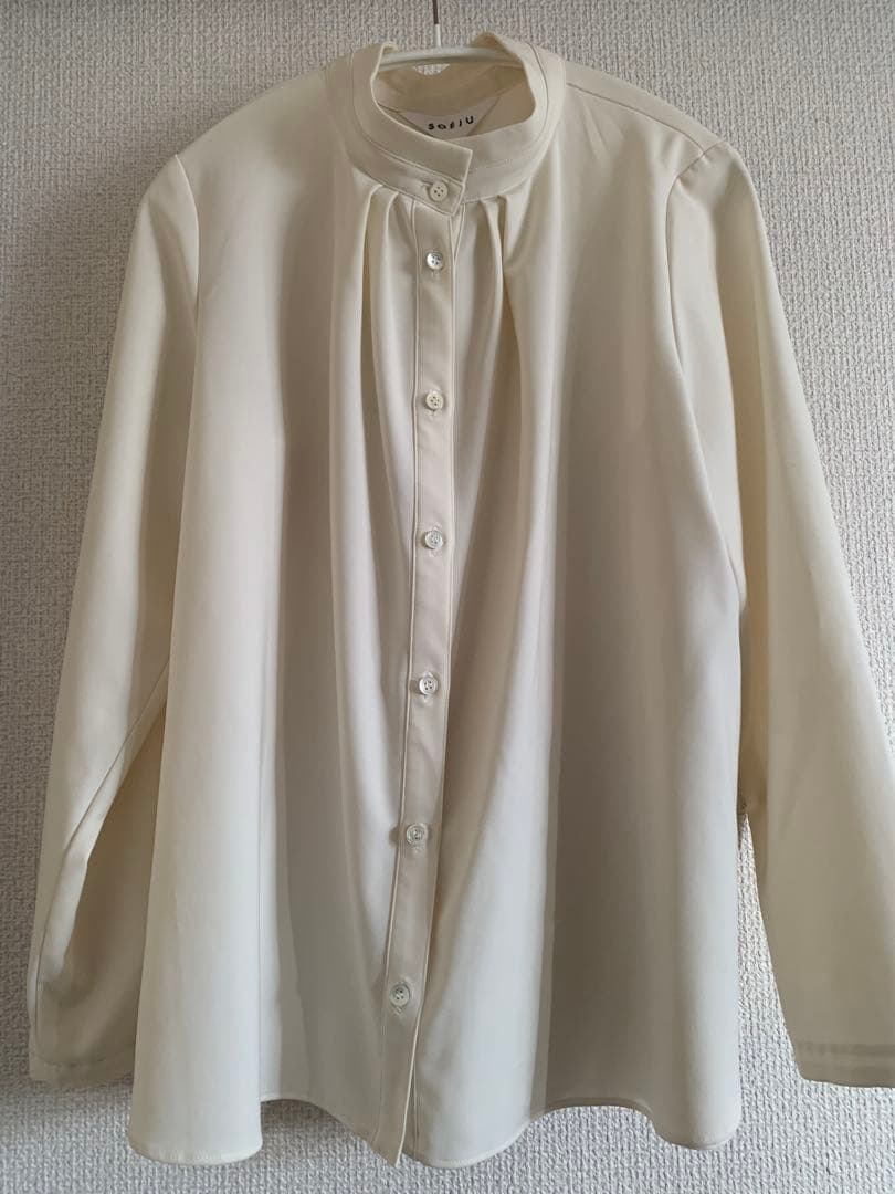 SOEJU スタンドカラータックブラウス - メルカリ