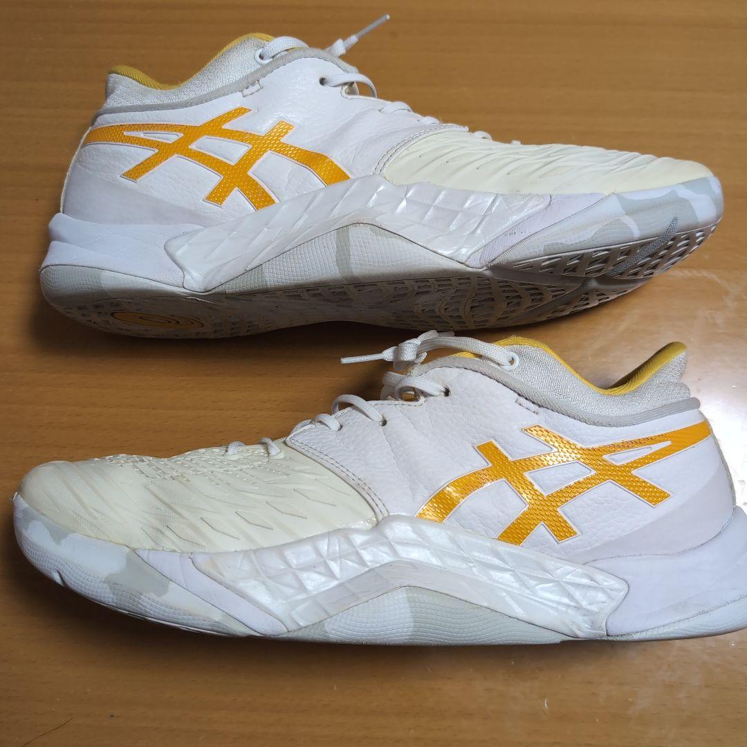 asics バスケットボールシューズ ホワイト/イエロー - メルカリ