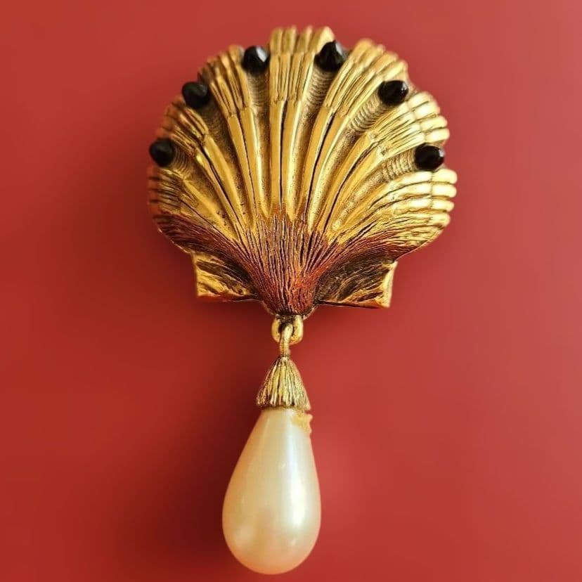 ヴィンテージCHANEL(シヤネル)貝殻デザイン ブローチ 　パール付き CHANEL（シャネル） ブローチ ABC019 B14649 レディース ココマーク CC