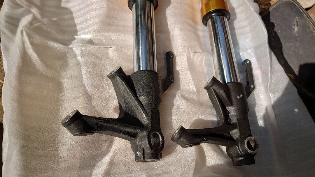 フロントフォーク 部品取り用 MT09 RN34 xsr900シールおまけ。