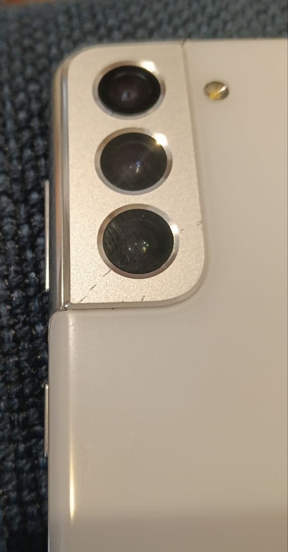 本体のみです。 状態は良好です。 通信会社を変更し、それに伴い端末も買い替えた