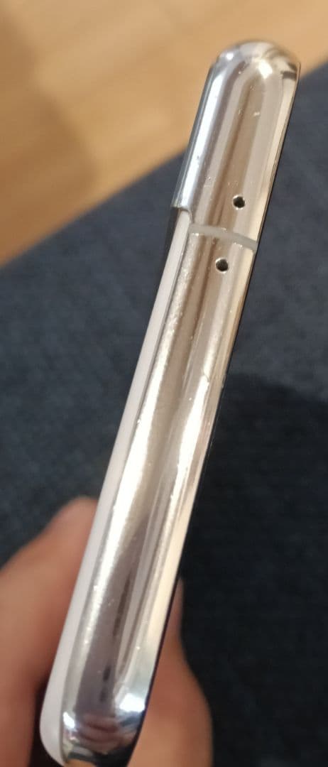 本体のみです。 状態は良好です。 通信会社を変更し、それに伴い端末も買い替えた