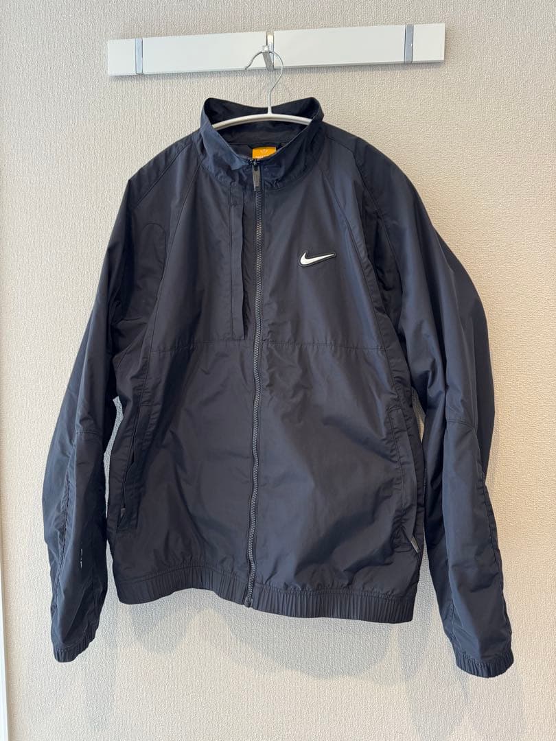 Nikeノクタ ブラック ナイロンジャケット 男女兼用 NIKE AS M NRG NOCTA CS TRK JKT WVN BLACK/BLACK/WHITE（ナイキ NRG