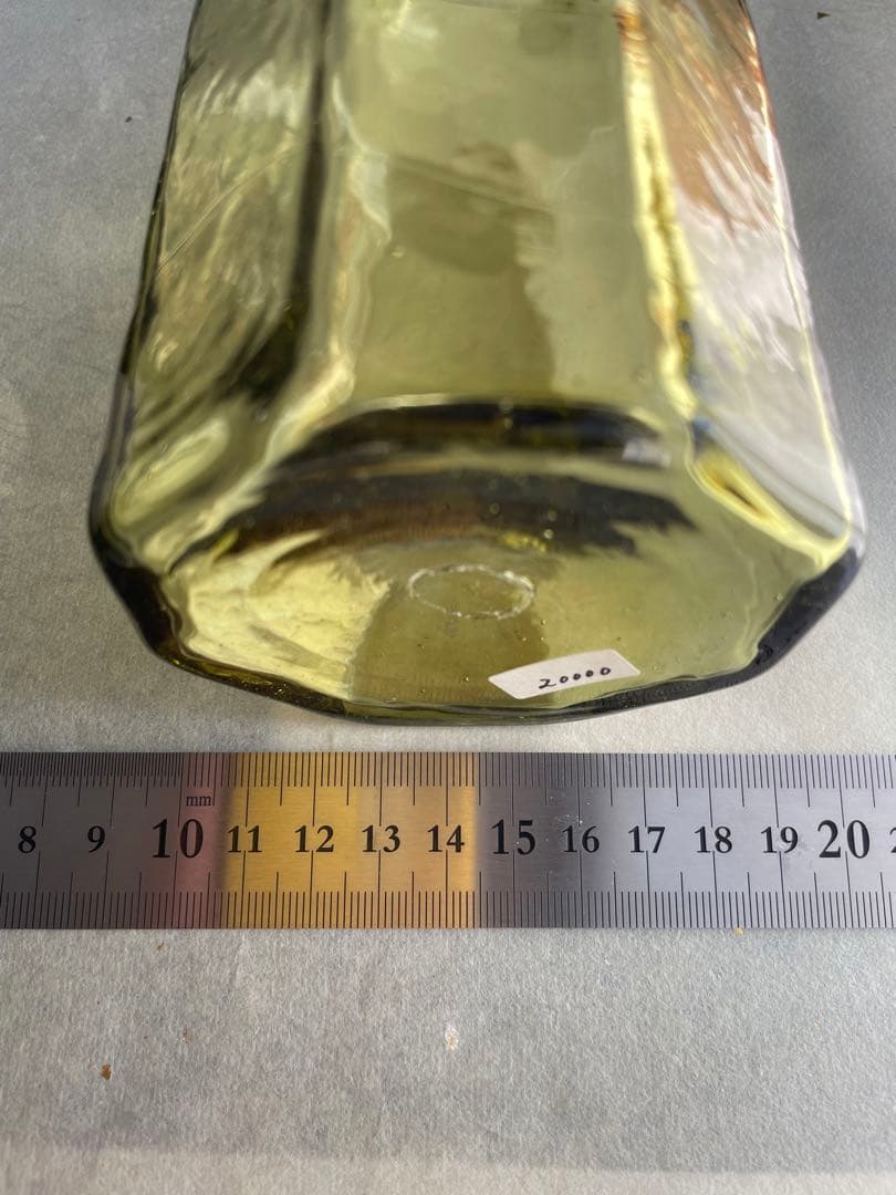 倉敷ガラス 酒瓶 黄緑色 八角形ガラスボトル 外村吉之助