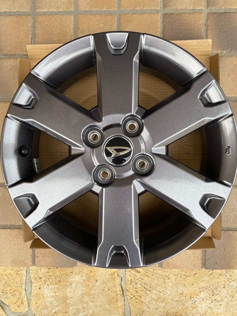 ダイハツ　タフト新車外しダークグレー アルミホ4本セット 4本 新車外し!! ダイハツ タフト 純正 アルミホイール 15インチ 4.5J +