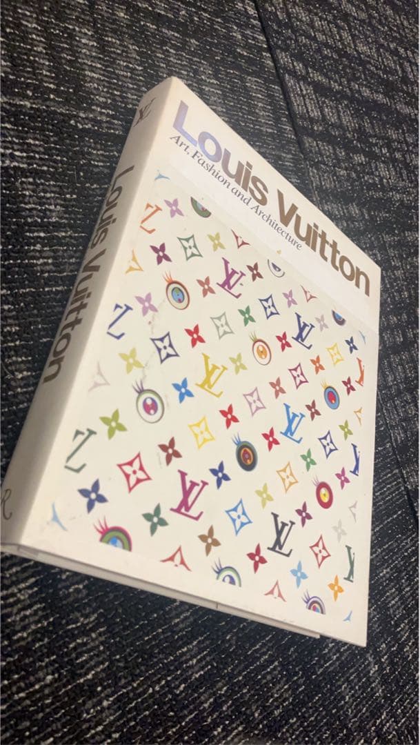 ルイヴィトンハードカバー洋書 ルイ・ヴィトン キャットウォーク 英語版 ｜ルイ・ヴィトン 公式サイト