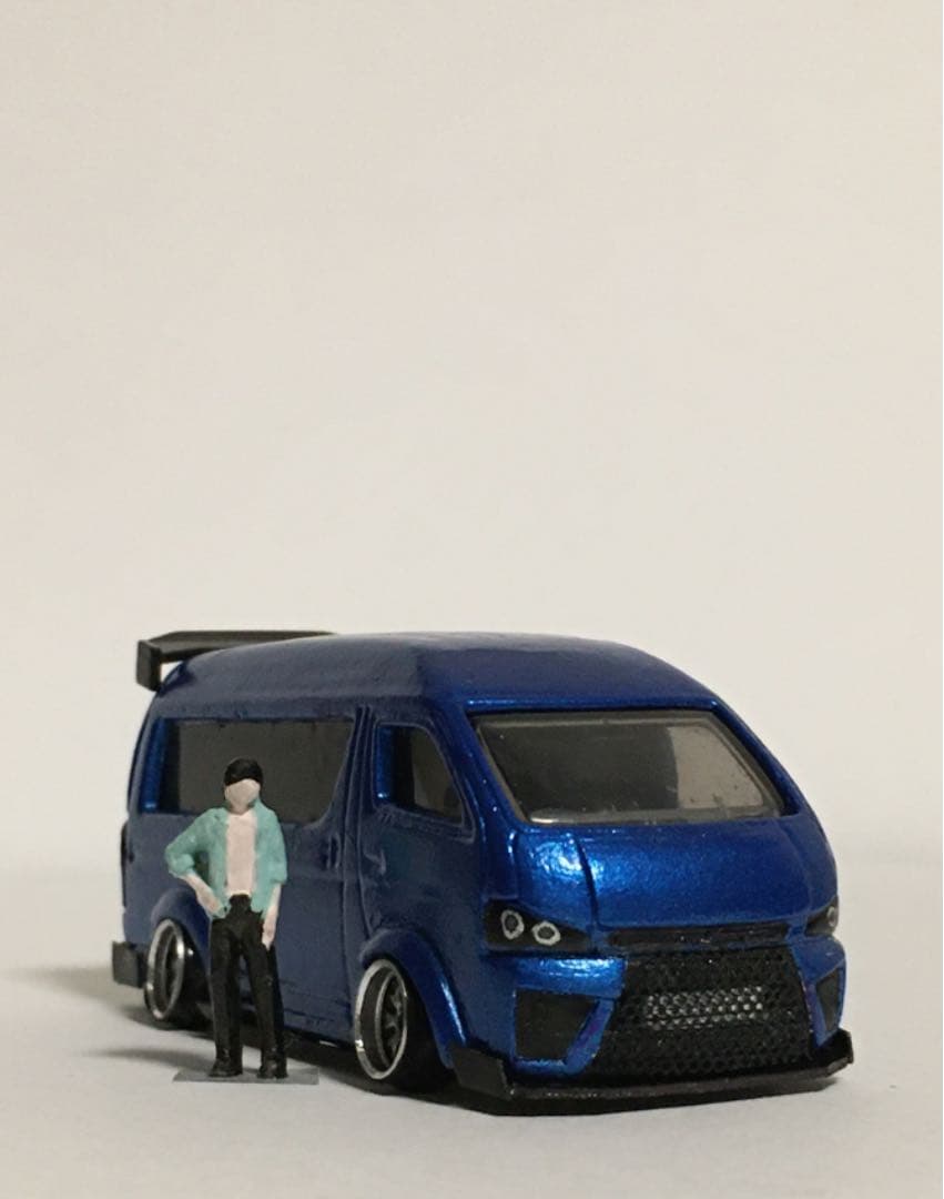 トミカ 改造 ハイエース フルエアロ 深リムローダウン 1/64サイズ男性