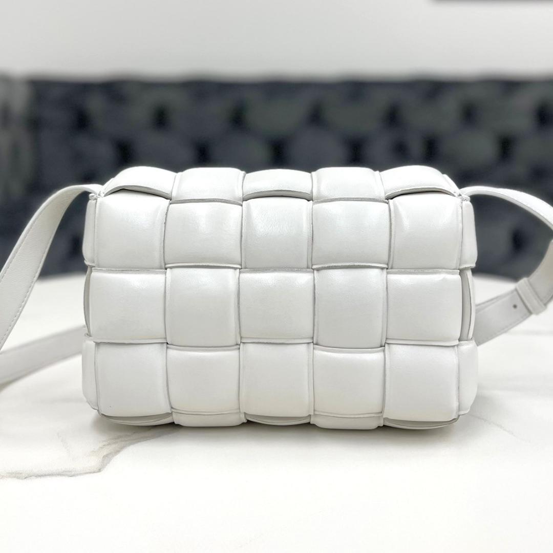 美品☆ ボッテガヴェネタ ショルダーバッグ 白 パデッドカセット